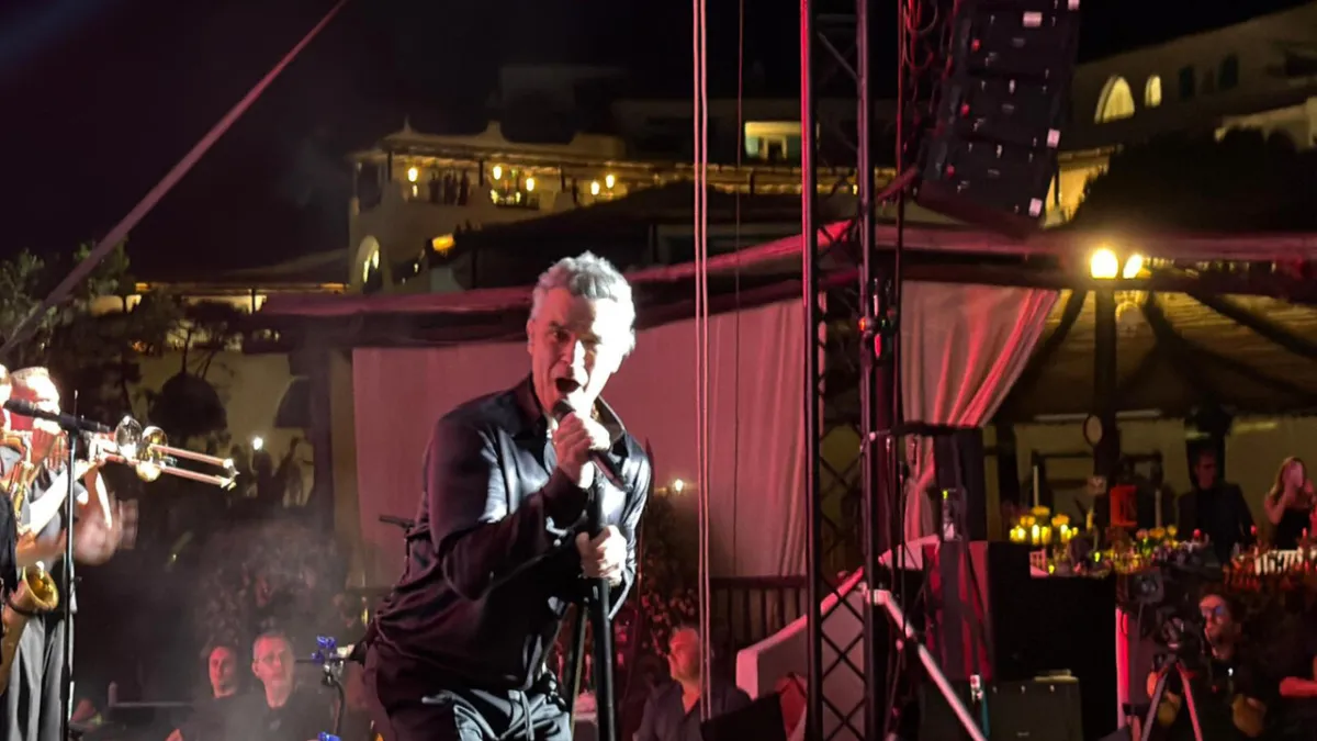 Robbie Williams Electrifies Costa Smeralda Stage, The Superstar's Triumphant Return!