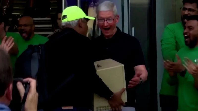 Sambutan Mega Apple Store India: Tim Cook Tersentuh Macintosh Klasik
