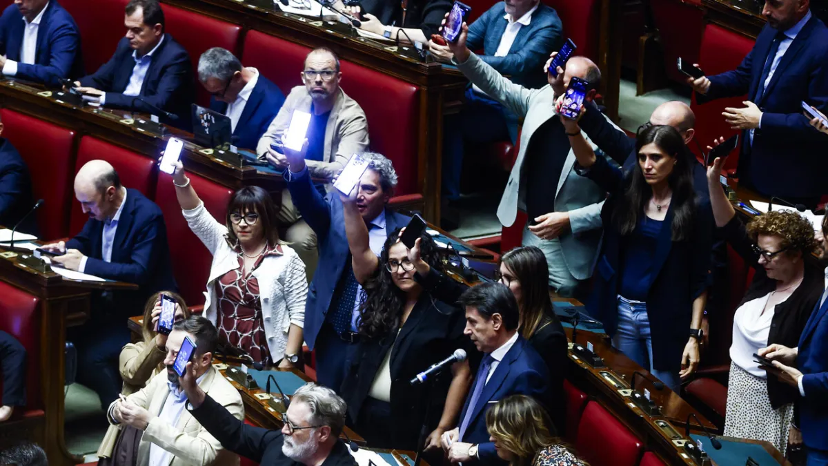 Italian Parliament Rejects Delmastro Chats, Chamber Erupts! Majority Accused of Shielding