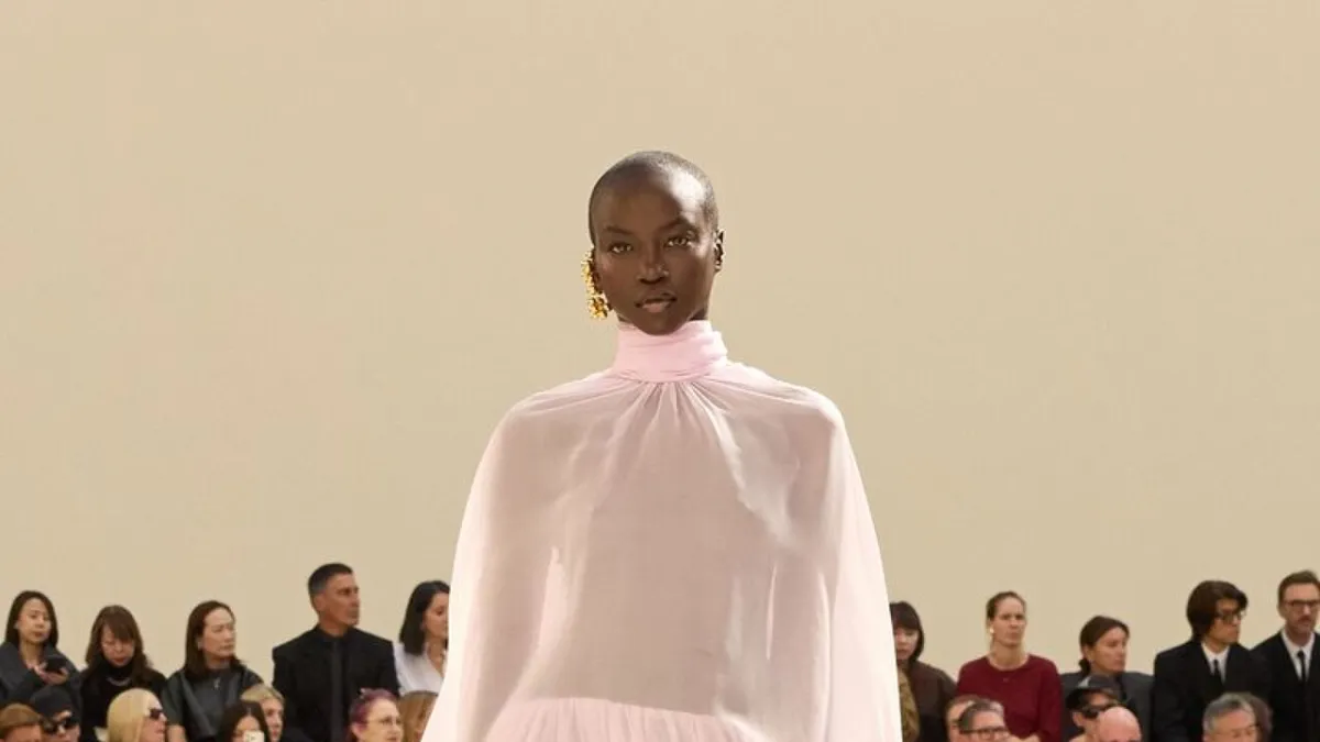 Piccioli Kejutkan Paris: Balenciaga Usung Koral dan Adibusana Kontemporer