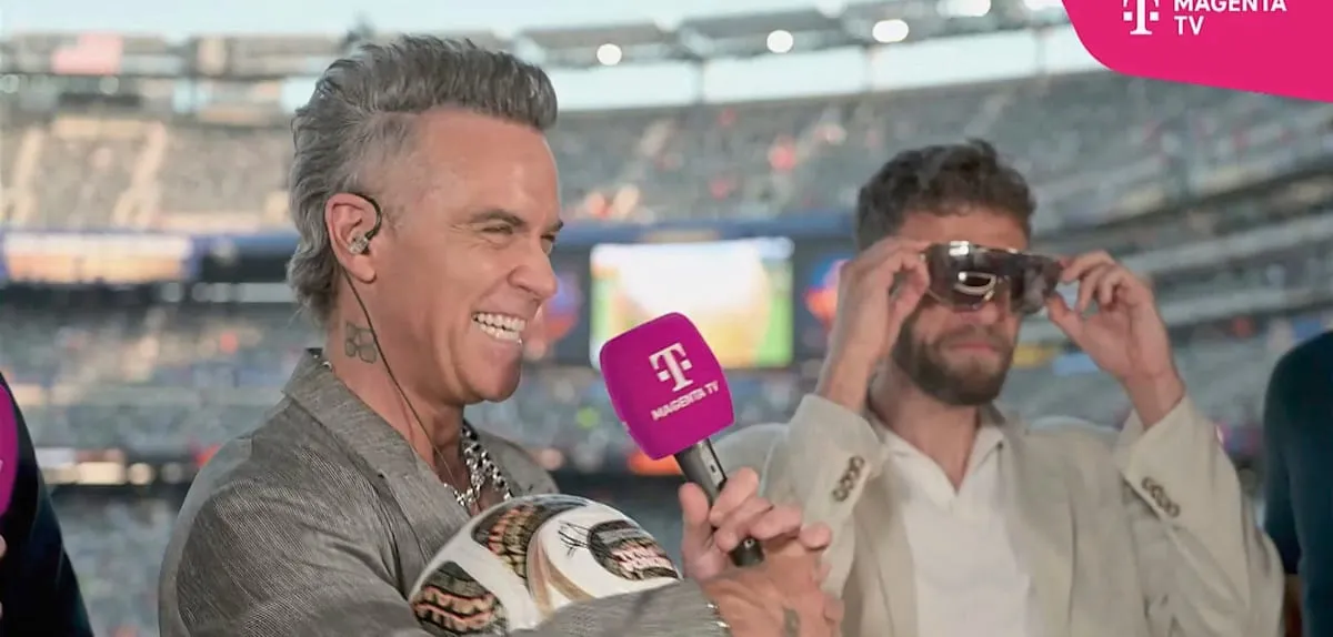 White Crumb Mystery on Robbie Williams' Face Solved, Internet Ablaze!