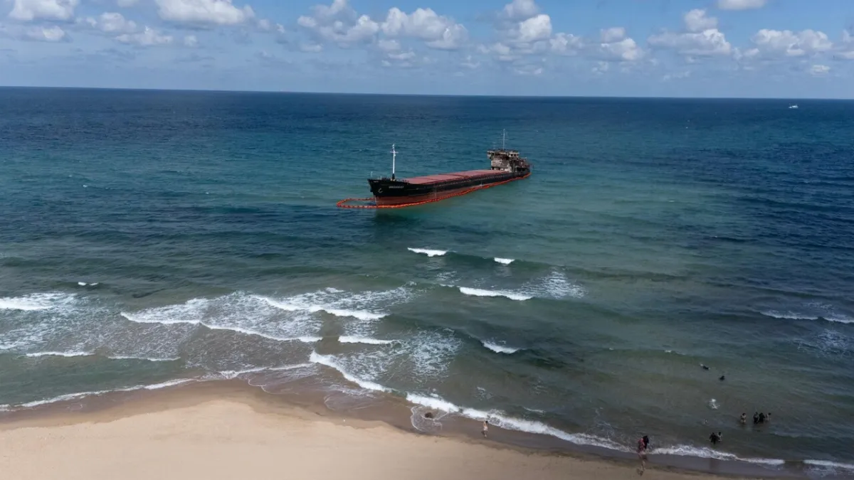 Laut Hitam Mencekam: Kapal Tenggelam, Kru Hilang Akibat Serangan Drone