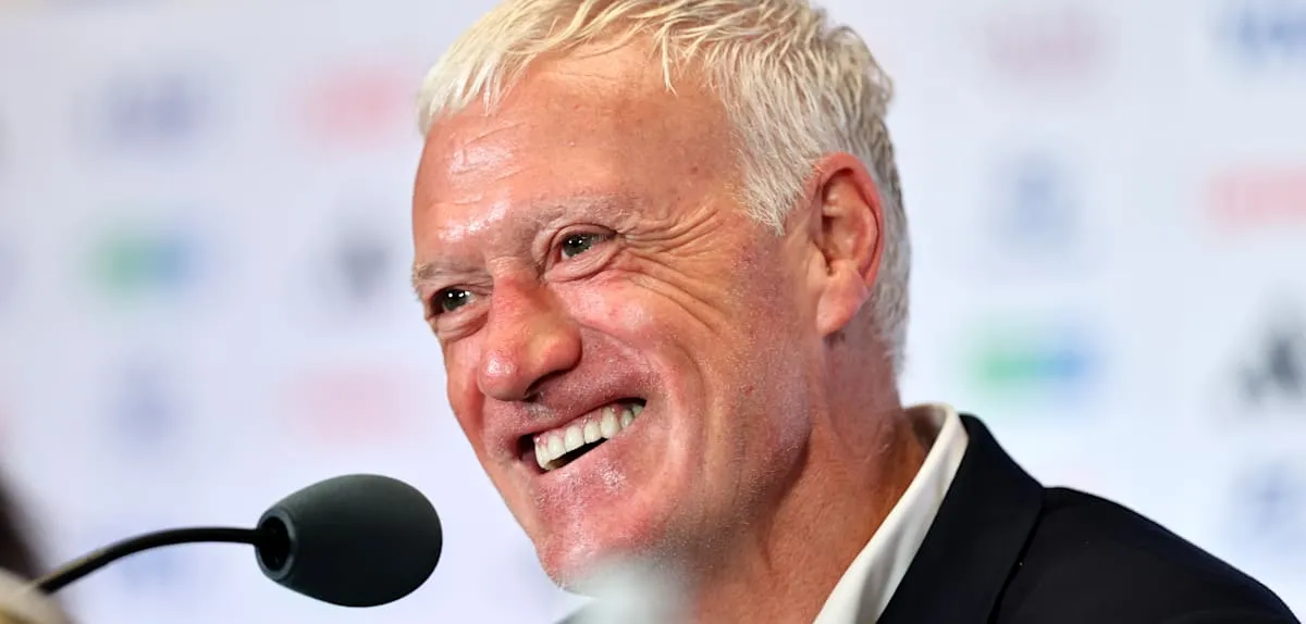 Momen Langka: Reporter Berdiri Hormati Pelatih Deschamps, Prancis Tersentuh