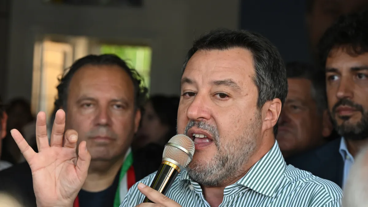 Kontroversi Politik Italia: Salvini Jenguk Roggero, Ribuan Massa Lega Tuntut Grasi
