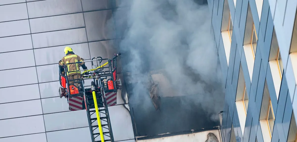Horor Berlin: Kebakaran Gedung Pencakar Langit, Warga Terpaksa Lompat ke Keranjang Penyelamat!