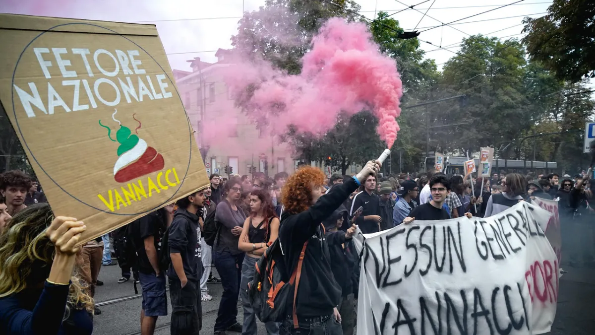 Gelombang Protes Anti-Vannacci Memicu Bentrokan, Telur Hujani Aparat Keamanan
