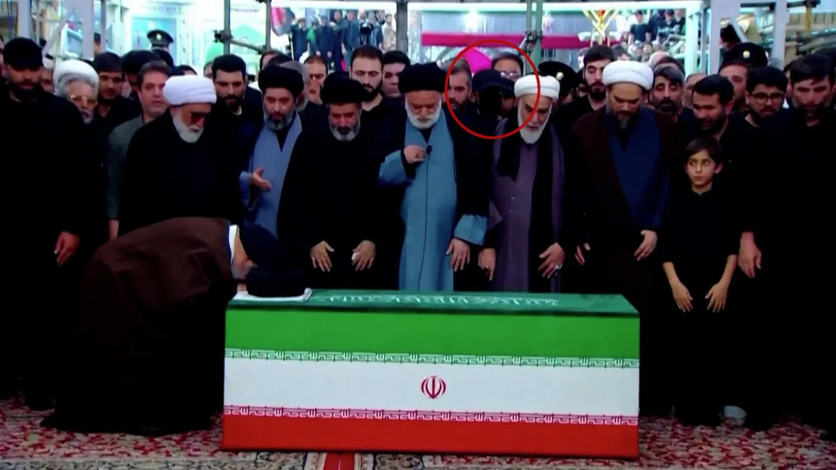 Sosok Bertudung di Pemakaman Khamenei Picu Spekulasi Penerus Takhta