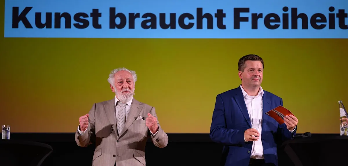 Hallervorden's Attack Rocks CDU Stage, Schulze's Campaign Under Fire!