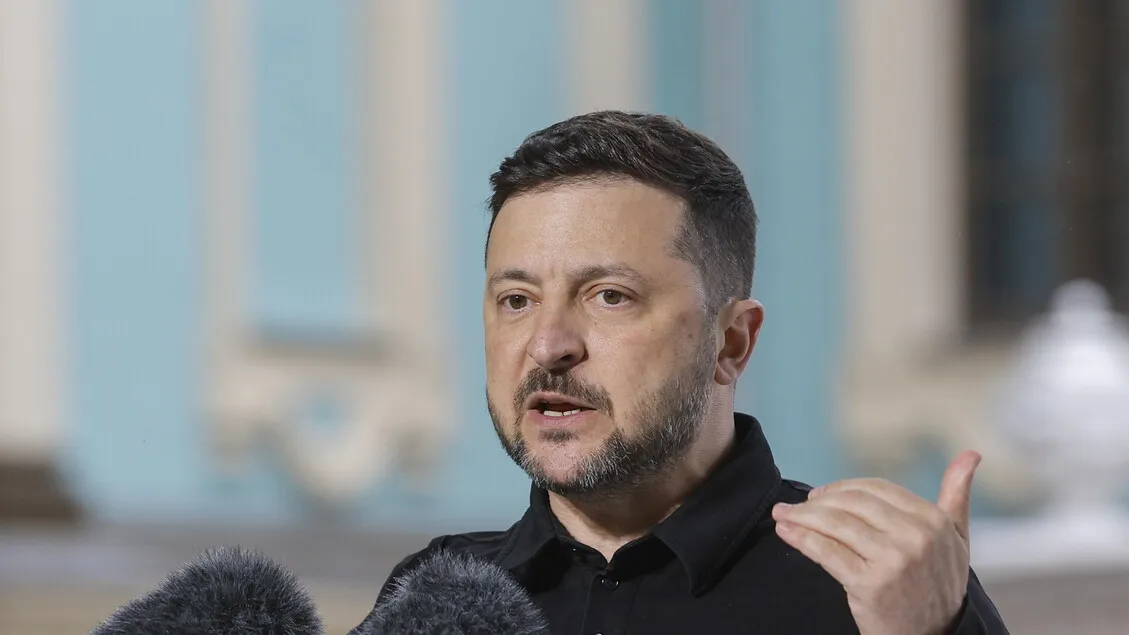 Drama Geopolitik Ukraina: Zelensky di London, Trump Tarik Diri, Eropa Bergerak