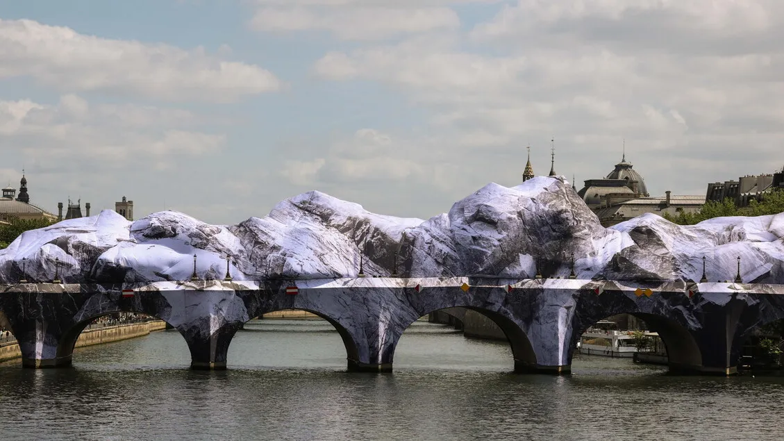 Pont Neuf Paris Disulap Gua Kembung Raksasa: Karya Seni Menggemparkan Dunia!