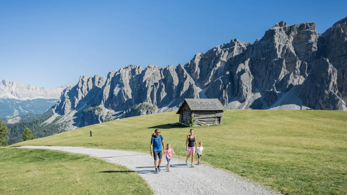 Extreme Ferragosto Heat: Italian Mountains Flooded by 1.6 Million Tourists