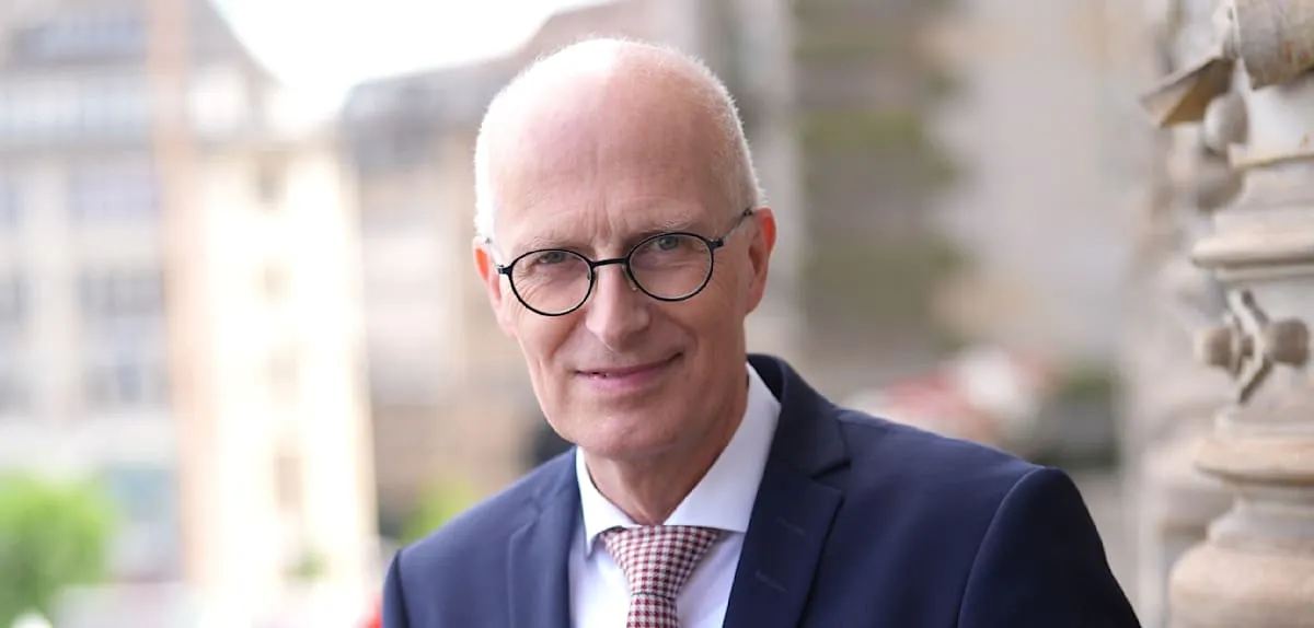 Tschentscher Blasts Hamburg's High Debt, Demands Digital Tax on Tech Giants