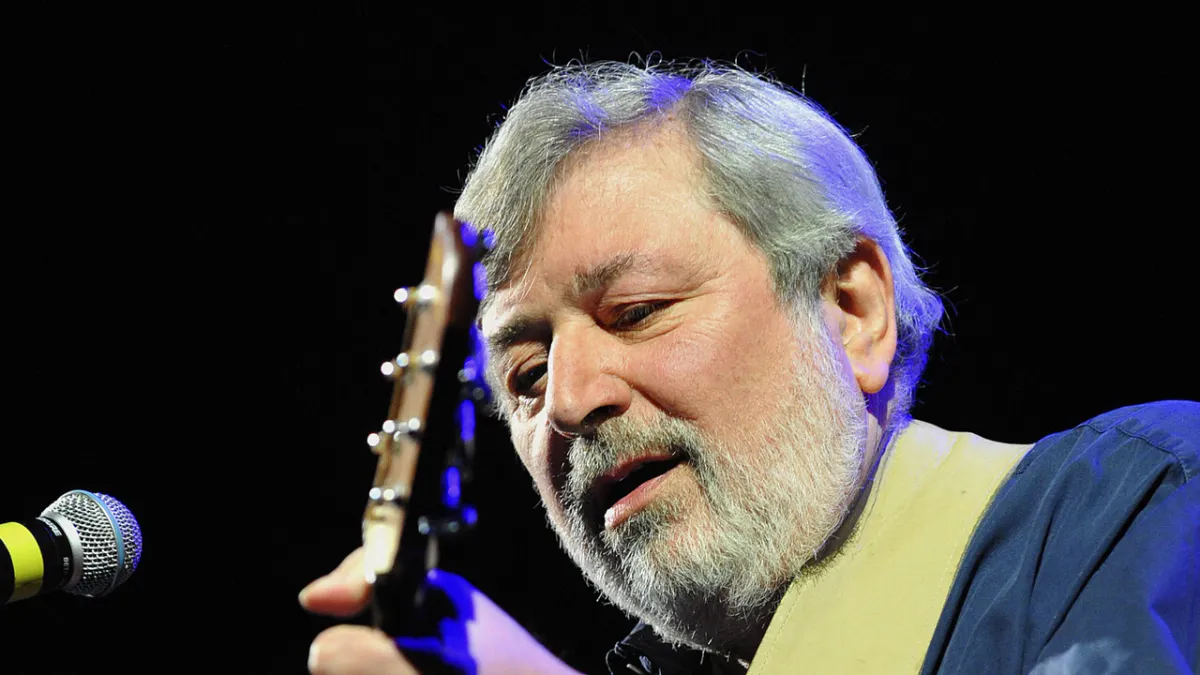 Musik Italia Berduka: Maestrone Francesco Guccini Tutup Usia 86 Tahun
