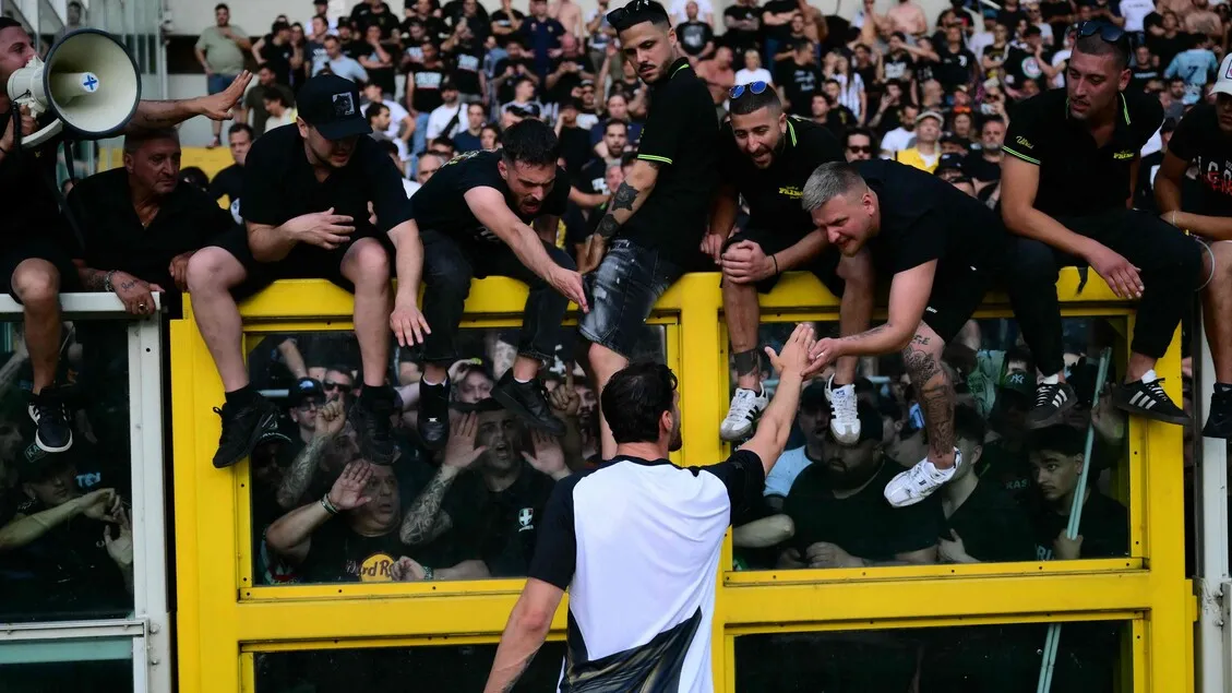 Derby Turin Mencekam: Bentrok Suporter Lukai Parah Fans, Pertandingan Tertunda!