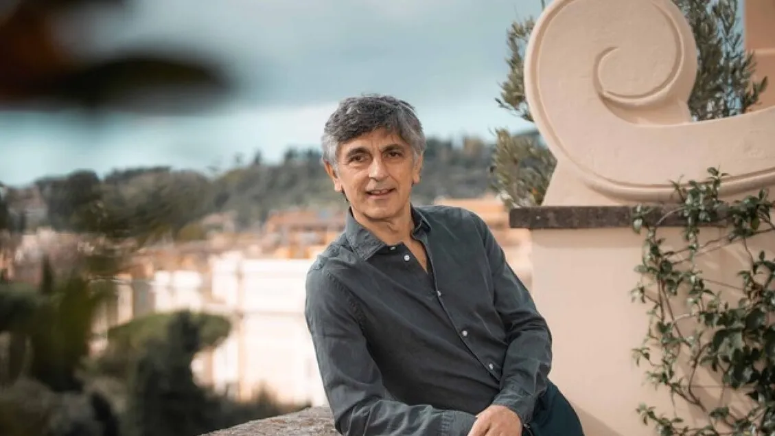 Lima Dekade Fenomenal Vincenzo Salemme: 'E Fuori Nevica' Kembali Megah