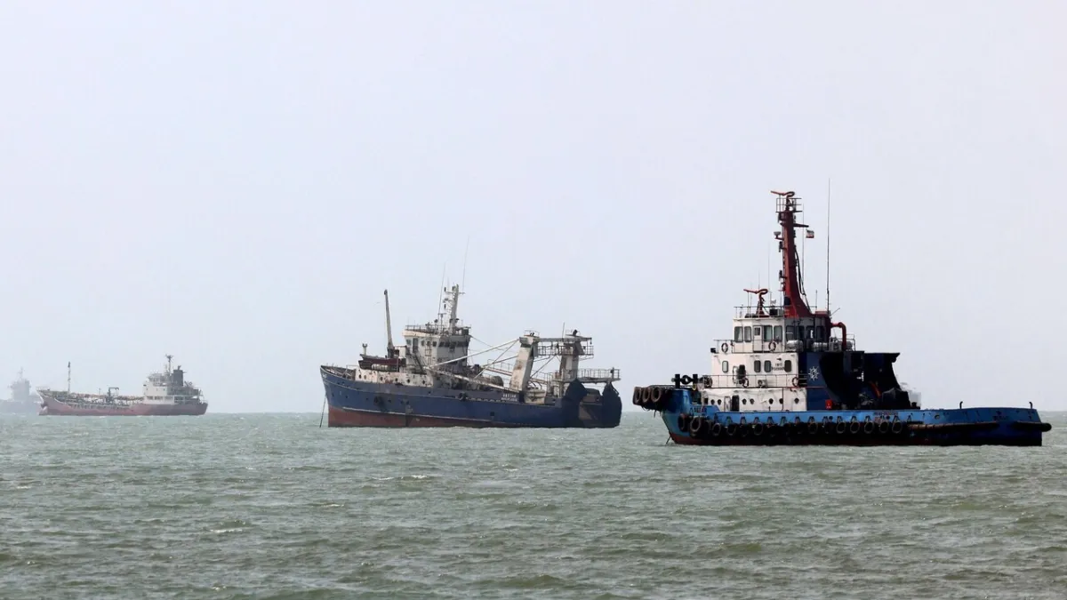 Hormuz Memanas: Kapal Terkena Proyektil, Teheran Ancam Tutup Selat Vital