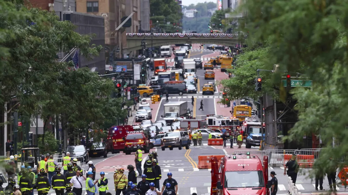 Manhattan Gripped by Fear: Skyscraper Faces Collapse Threat, Traffic Paralysis