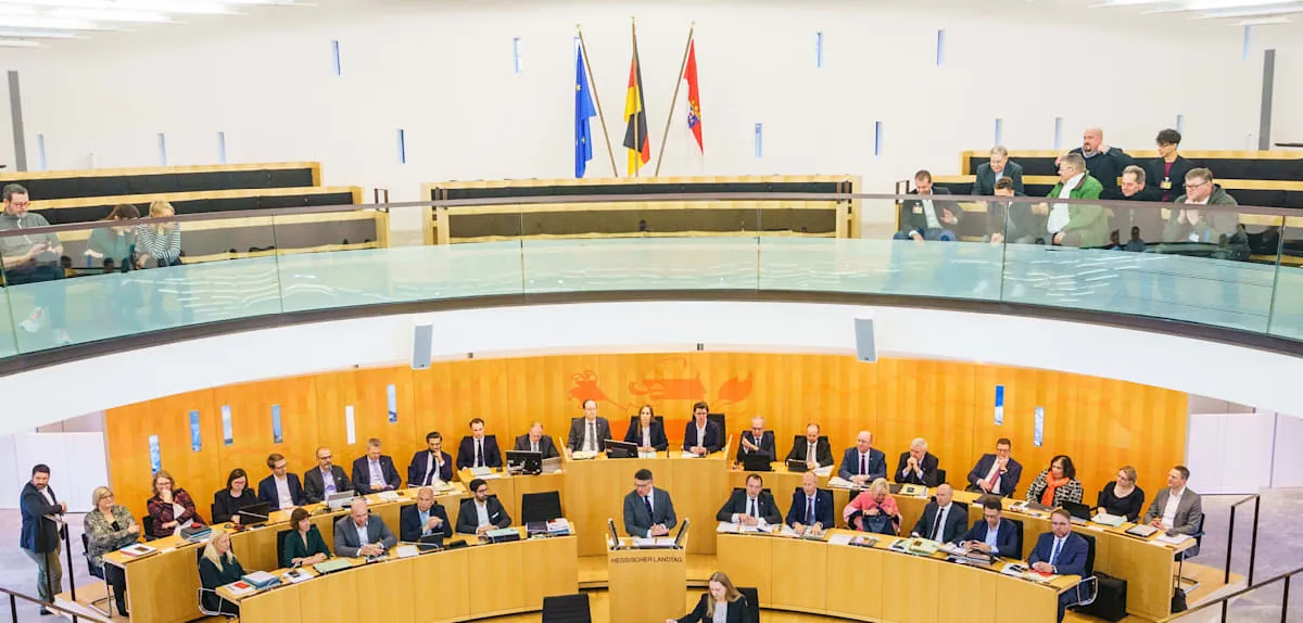 Hessen Geger: Politikus Terima Gaji Penuh Tanpa Hadiri Sidang Parlemen?