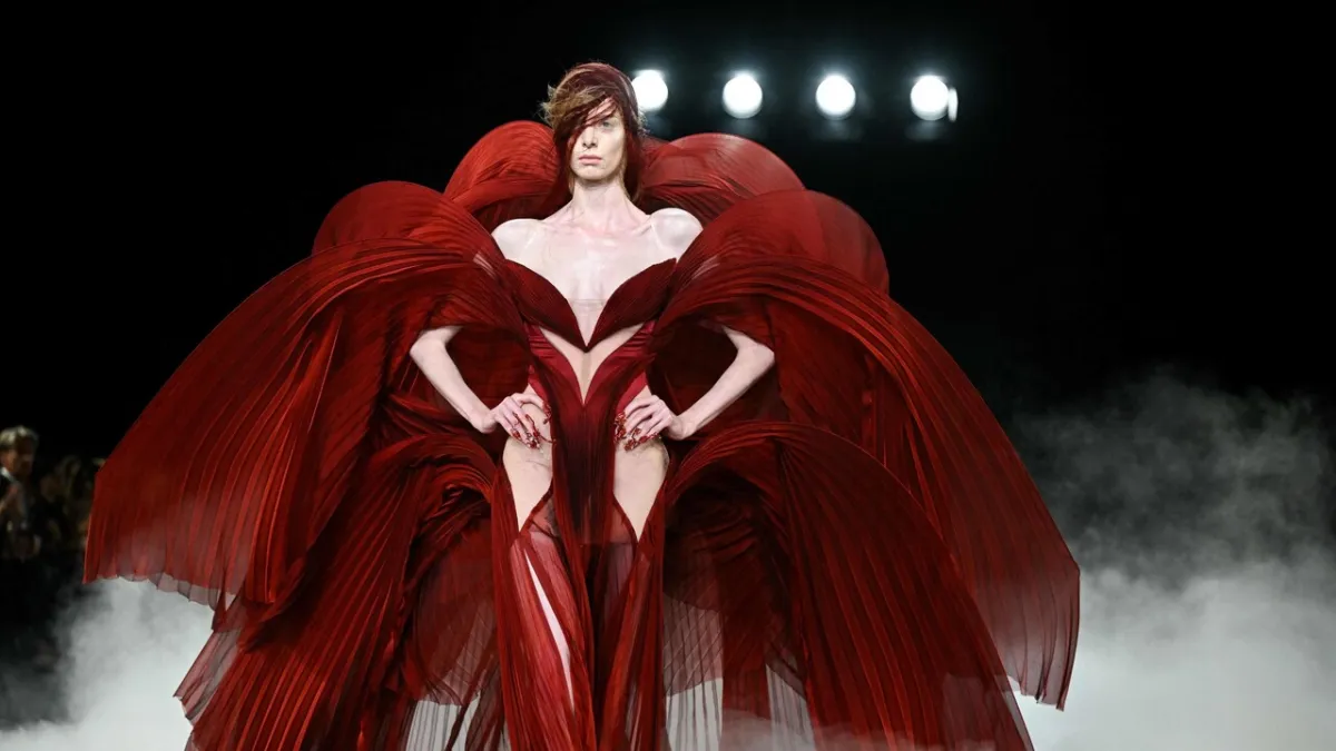 Paris Reclaims Fashion Throne 2026: Fantastical Trends Dominate Runways!