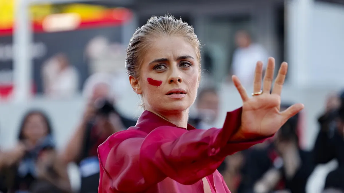 Greta Scarano Guncang Venezia: Seruan Anti-Femisida di Karpet Merah 2026