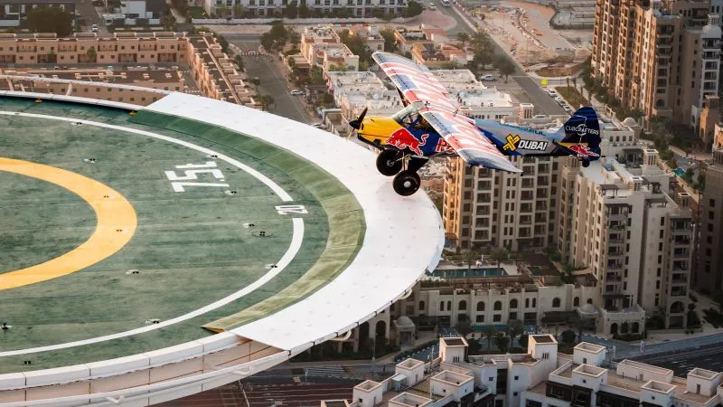Pilot Polandia Taklukkan Puncak Gedung Pencakar Langit Dubai, Ukir Sejarah!
