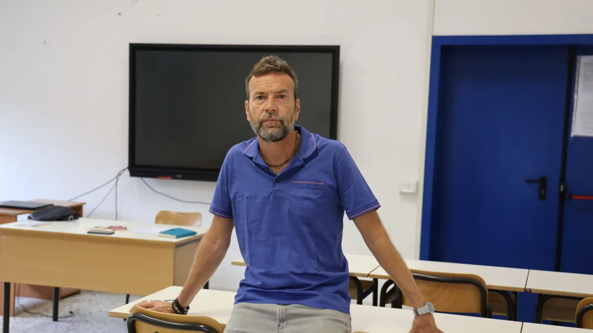 Classroom Revolution: 'DJ Professor' Transforms Classical Literature into Timeless Hits!