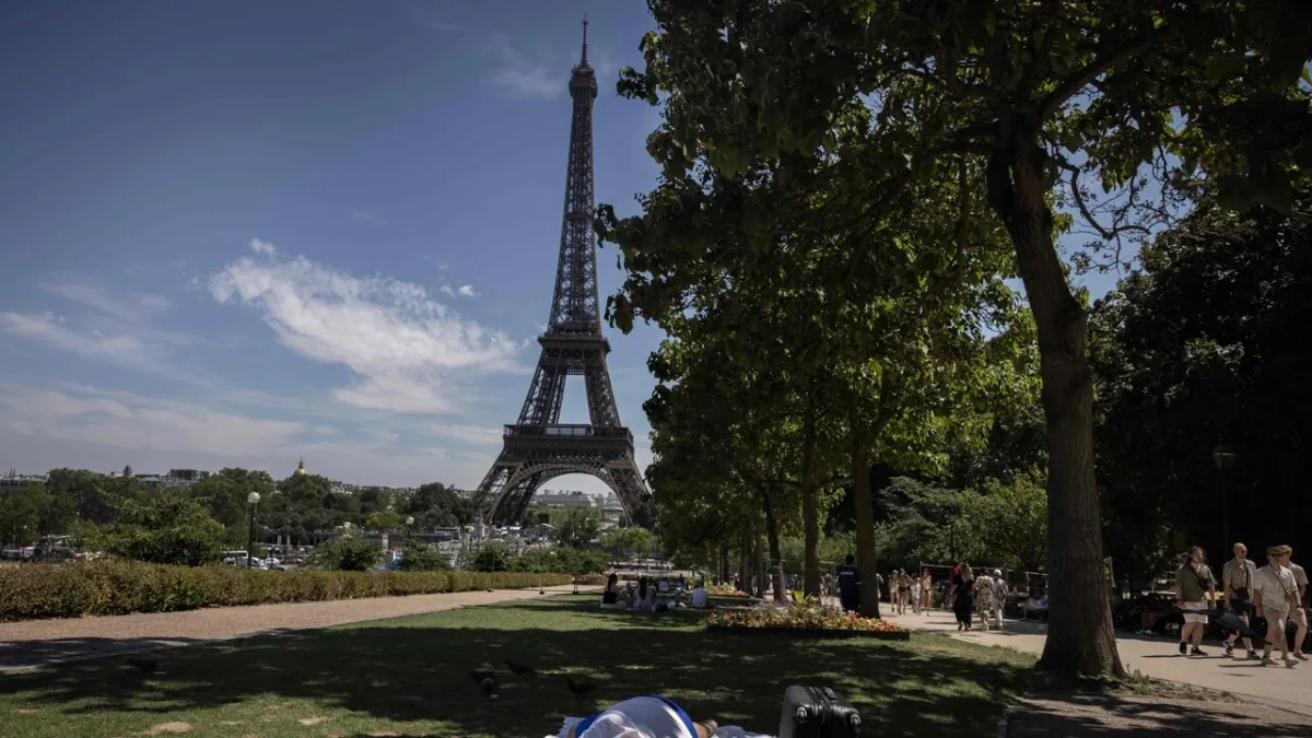 Paris Chokes at 35 Degrees: Eiffel Tower, Louvre Closed, Tour de France Shortened