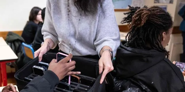 Kontroversi Larangan Ponsel di Lycee Prancis: Pemerintah Janji Berlaku Tahun Ini