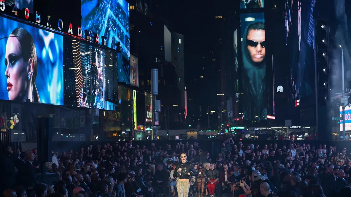 Guccicore Gemparkan Times Square: Demna Pamerkan Revolusi Gaya Terkini 2026