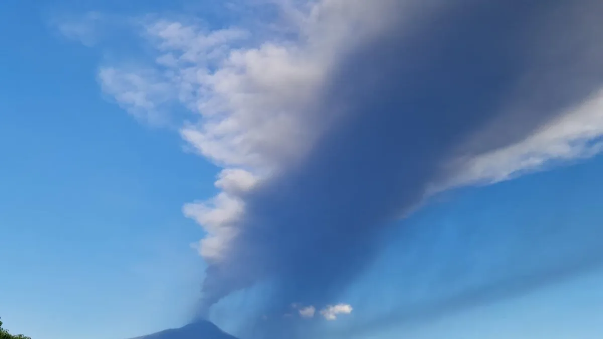 Abu Vulkanik Etna Batasi Penerbangan Catania: Chaos Udara Mencekam!