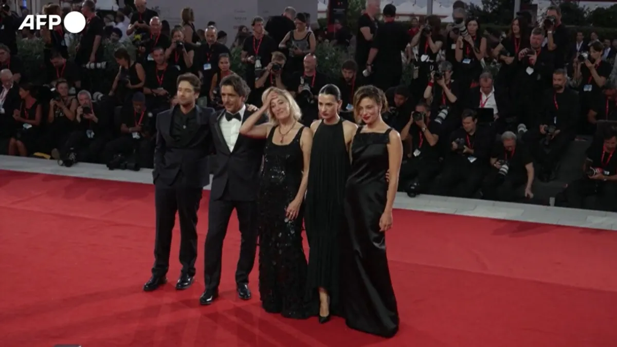 Bintang L'estranea Guncang Venice: Debut Karpet Merah Paling Dinanti!