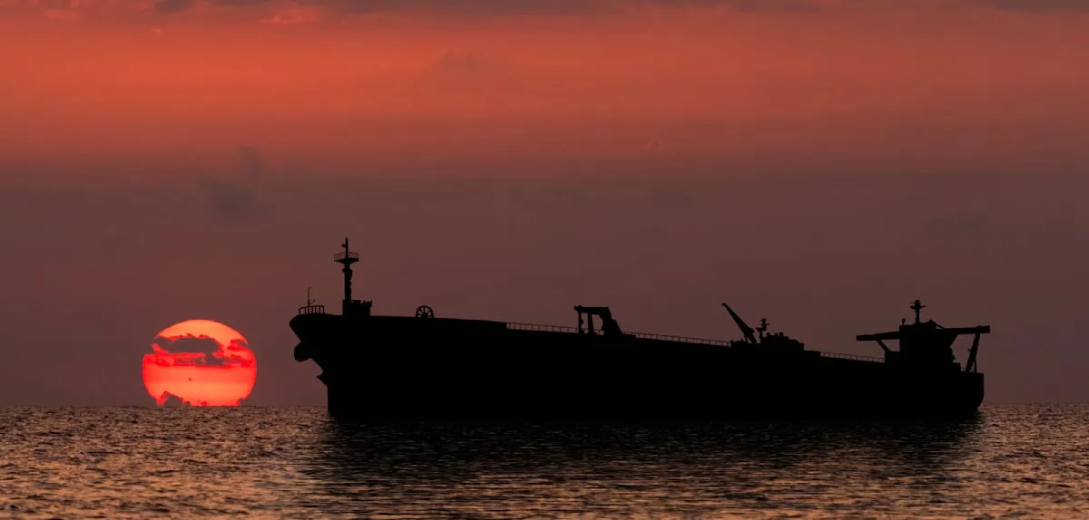 AS Hantam Tanker Minyak Dekat Pulau Iran: Peringatan Diabaikan, Tensi Memanas!