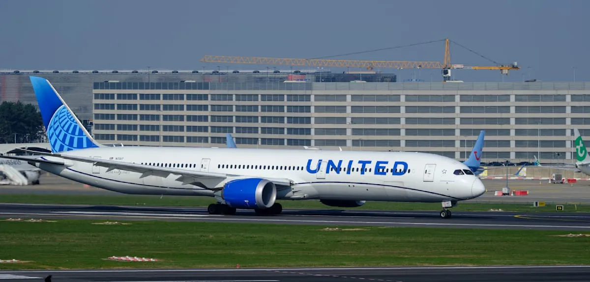 Cockpit Crack Forces United Airlines Dreamliner Emergency Landing in Boston