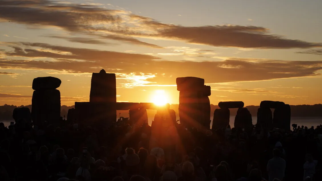 Stonehenge Rayakan Solstis 2026: Ribuan Saksi Magis Fajar Abadi