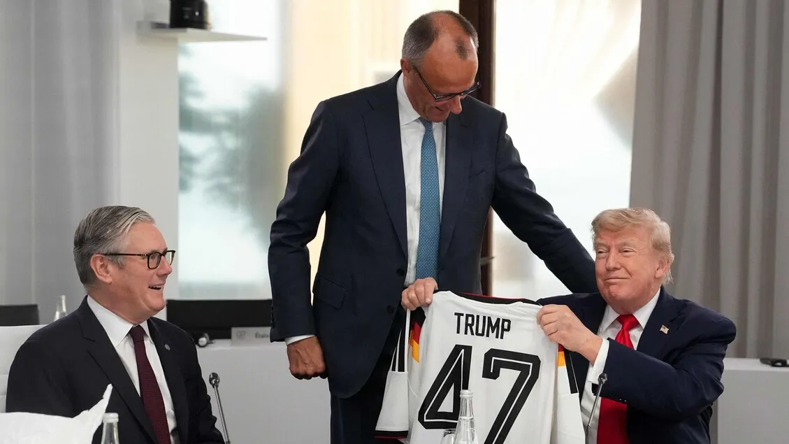 G7 Evian: Merz Hadiahi Jersey Jerman ke Trump dengan Nomor 47