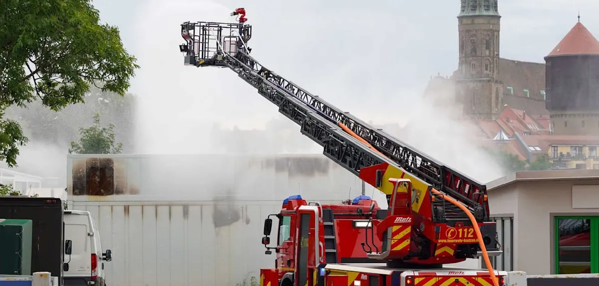 Düsseldorf Ablaze: Massive Battery Storage Fire Threatens City with Explosion Risk
