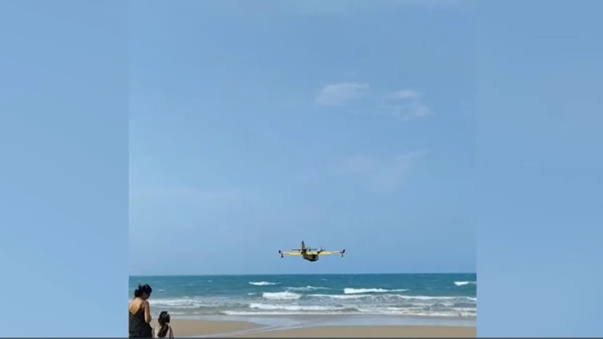 Gargano Ablaze: Canadair Aircraft Battles Inferno in Peschici, Tourists at Risk