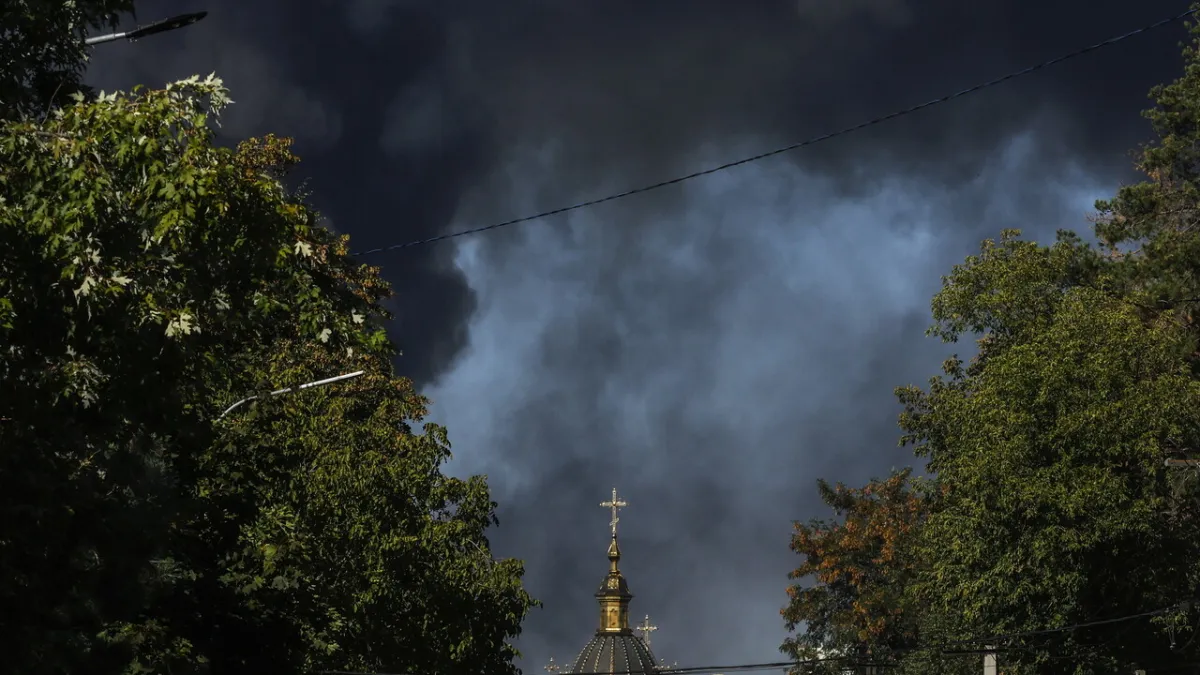 Kremlin Threatens Energy Raids, Putin-Trump-Zelensky Peace Summit Proposal Looms