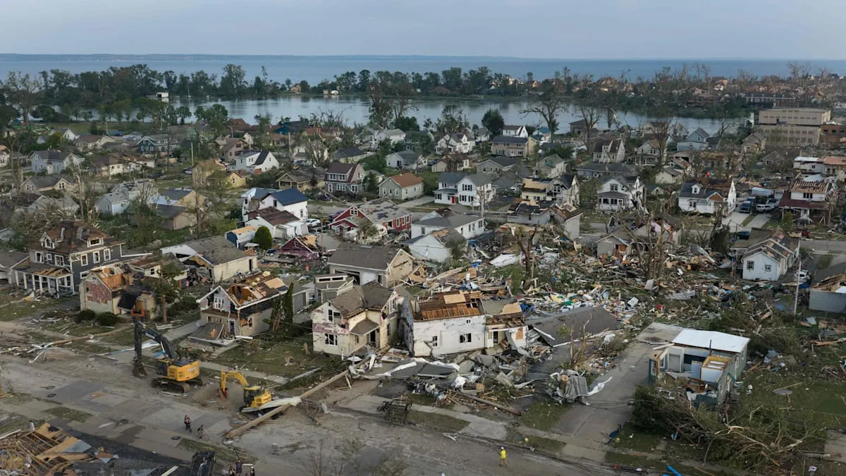 Badai Tornado Dahsyat Landa Wisconsin: Dua Kota Lumpuh, Ribuan Terjebak