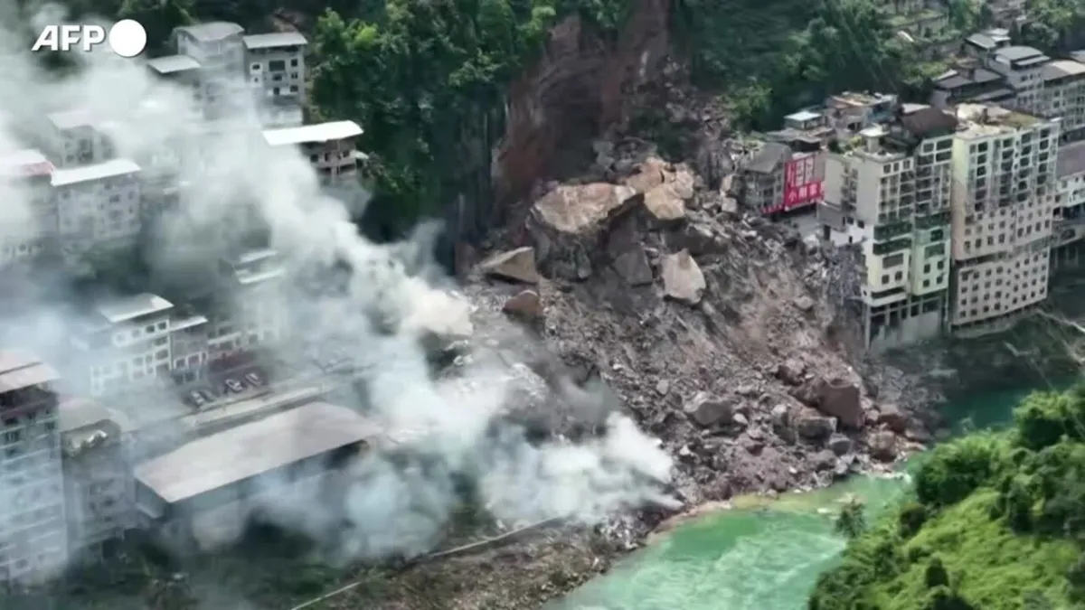 Deadly Landslide in Pengshui: Dozens Buried, Rescuers Race Against Time