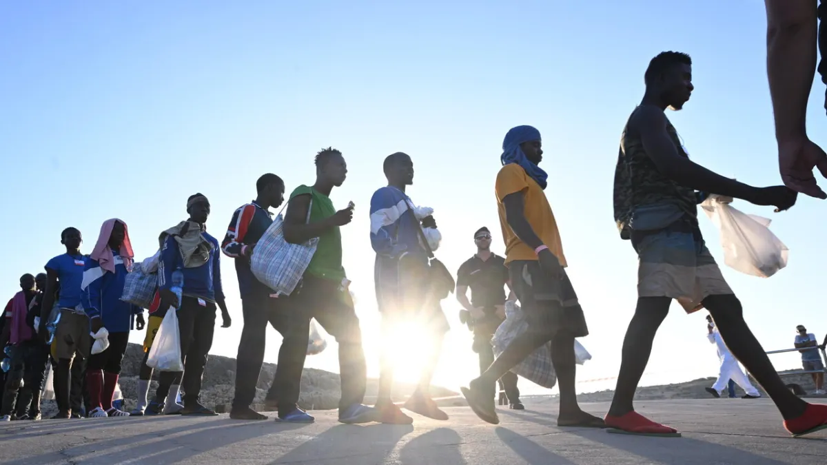 Germany Firm: Migrants Face Returns to Italy, Greece Under New EU Pact