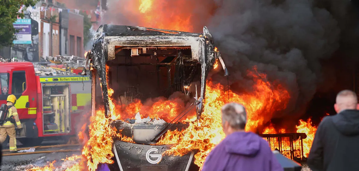 Belfast Mencekam: Serangan Pisau Picu Kerusuhan, Bus Terbakar Hebat