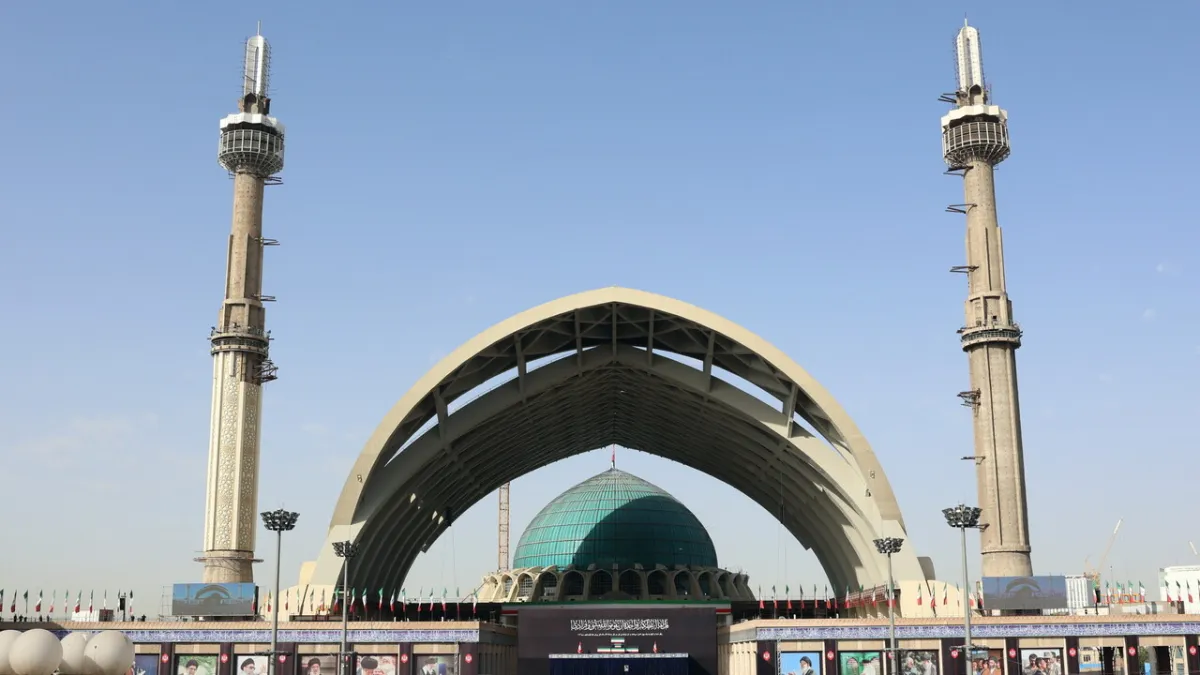 Teheran Lautan Manusia: Duka Khamenei, Slogan Anti-Amerika Menggema, Negosiasi Genting