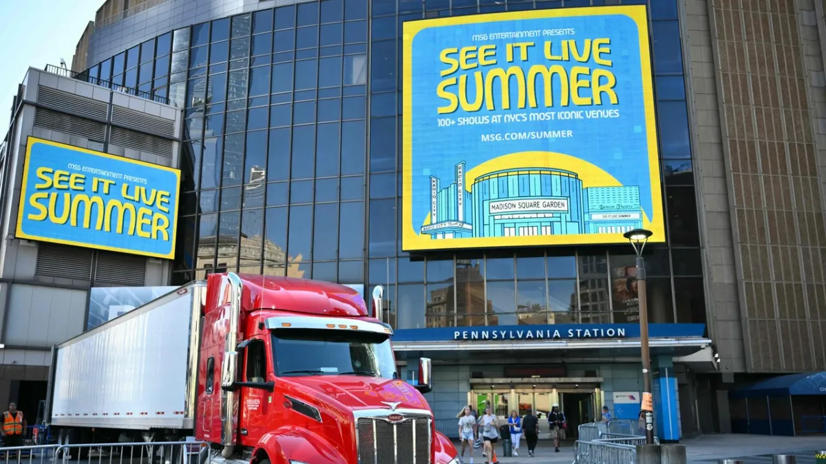 Madison Square Garden Berubah Benteng: Ribuan Swifties Terjang Panas Demi Idola