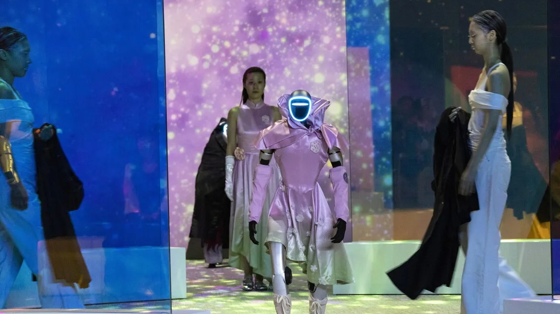 Masa Depan Mode: Robot Humanoid Pukau Publik di Panggung Seoul