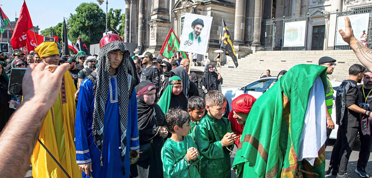 Berlin Geger: Polisi Bubarkan Pawai Asyura, Anak-anak Terikat Tali