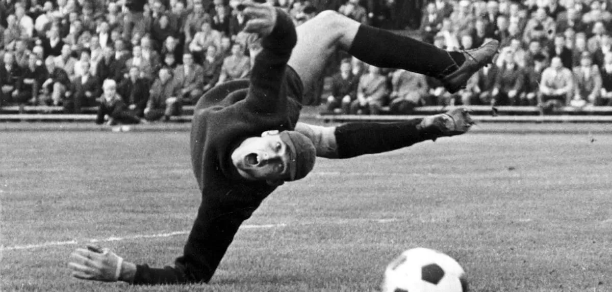 Bundesliga's Legendary Goalkeeper Entangled in 1971 Scandal: Manglitz's Controversial Legacy