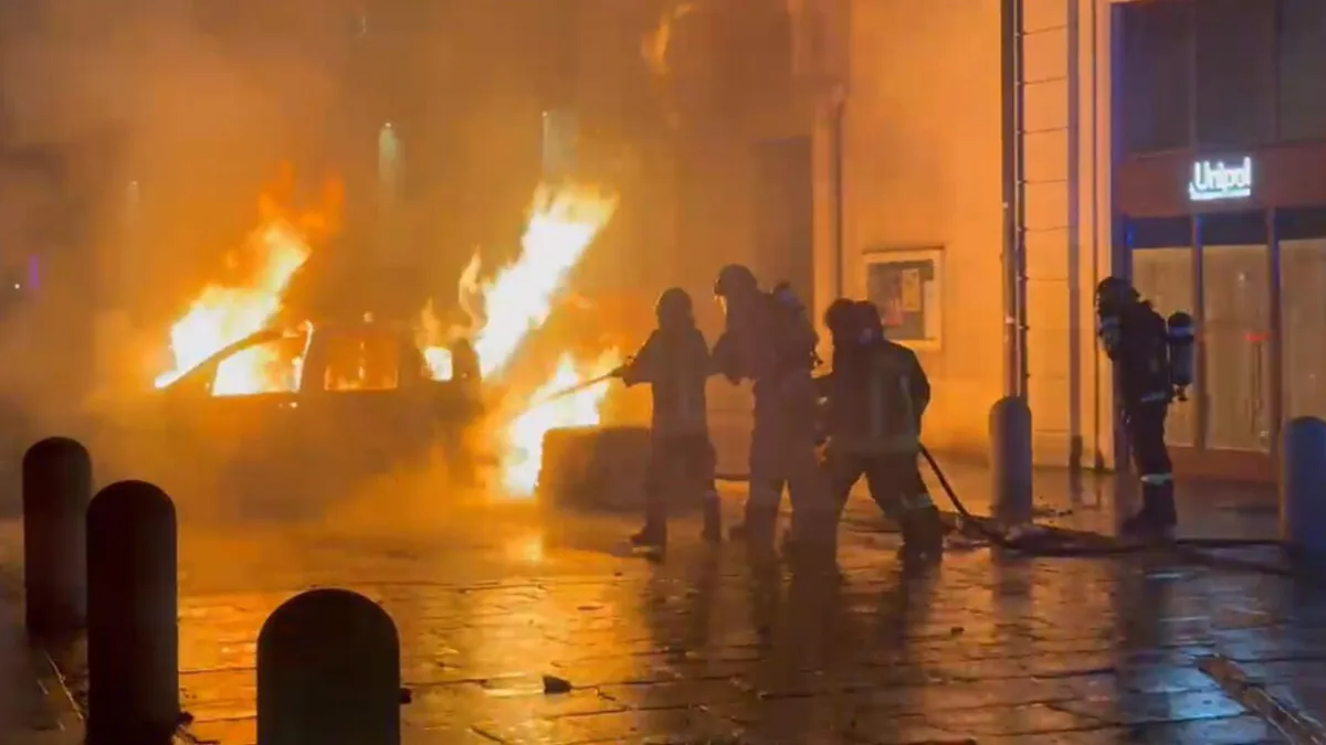 Bologna Membara: Amuk Massa Bakar Mobil Dinas Usai Protes Kematian Fakir