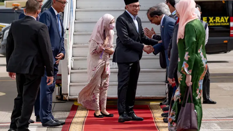 Anwar Ibrahim Mendarat di Jakarta, Prabowo Sambut: 'Sahabat Saya Datang'