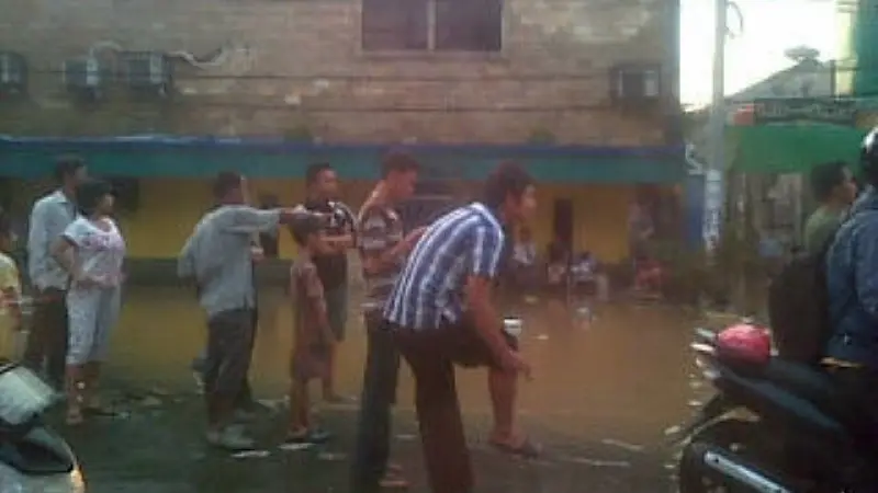 Lebaran Pilu: Ratusan Warga Ciracas Terjebak Banjir, Pemerintah Siaga Darurat